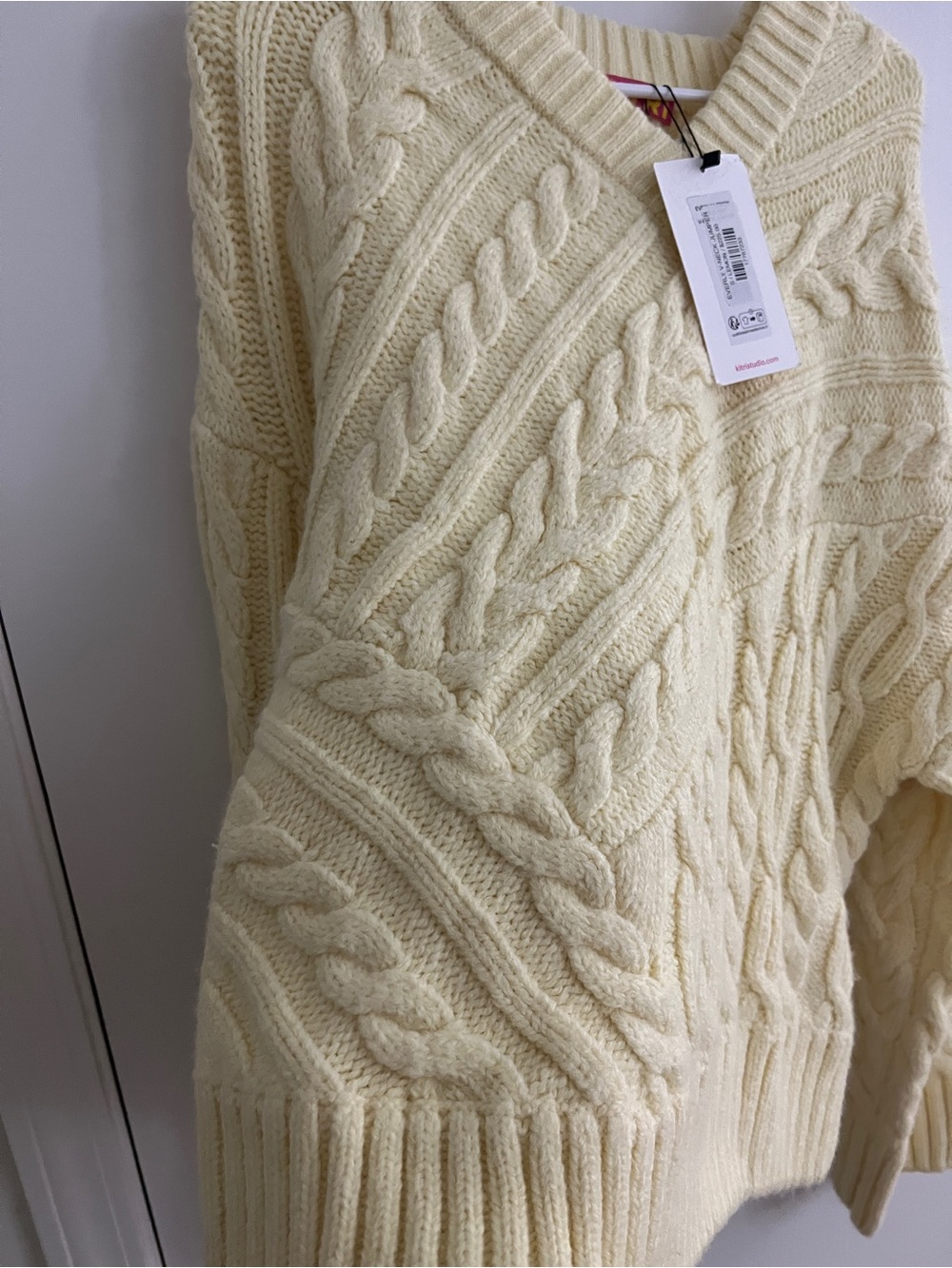 KITRI Soft Yellow Cable-Knit V-Neck Sweater - Picture 4 of 7